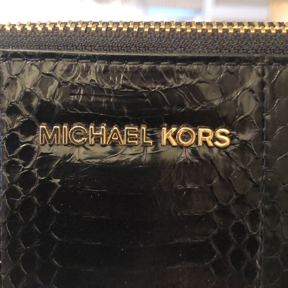 New Michael Kors Genuine Snake Large Travel Pouch - Picture 3 of 10